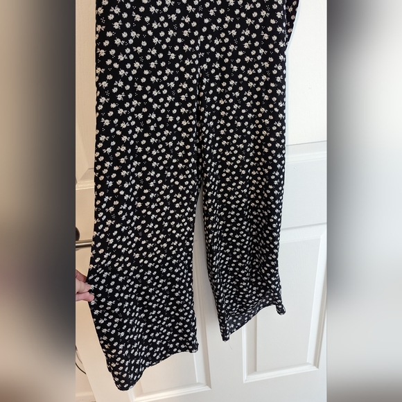 Black and White floral jumpsuit - Picture 5 of 6